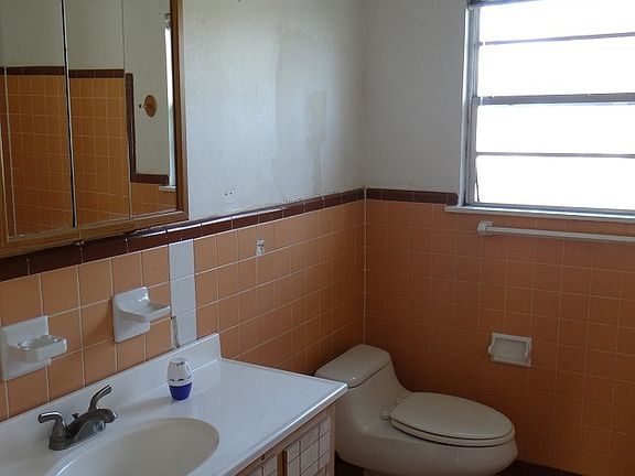 5th image of 257 Berkshire Ln