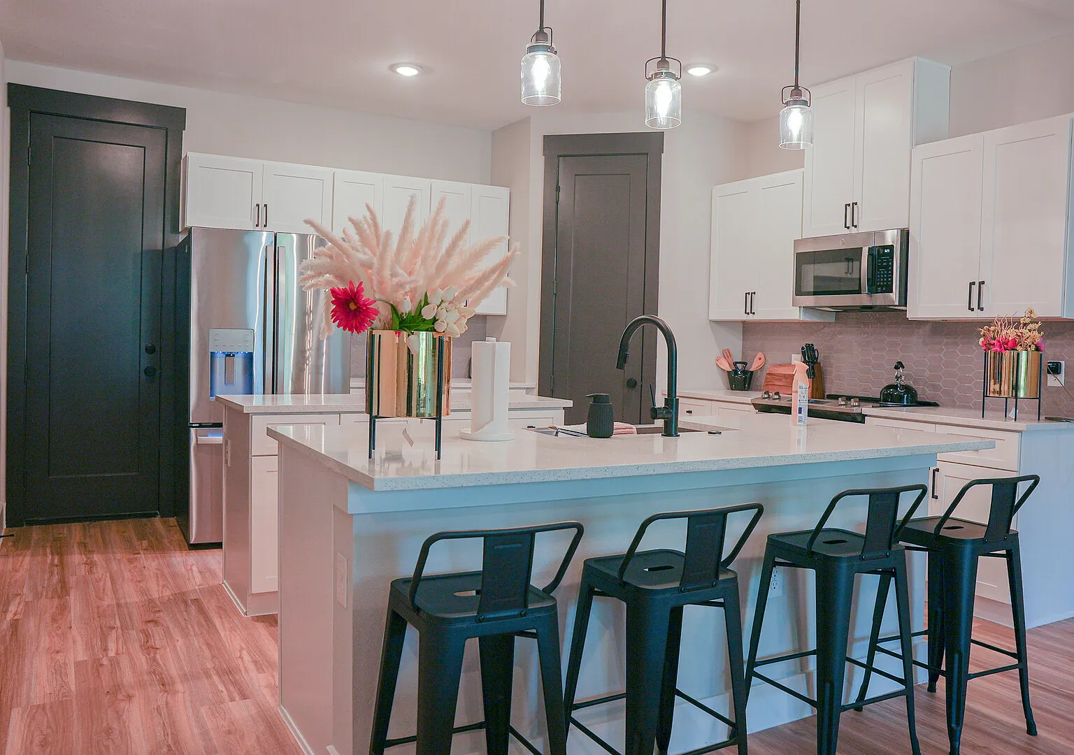 Loft, Luxury Large 3BR, 3.5 Bath, Sleeps 9, Wifi — Photo 4
