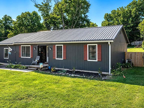 3rd image of 2217 Redbud Ln