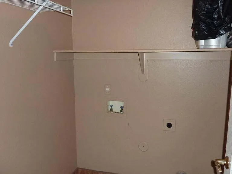 140 W Oxford Ln — Photo 16