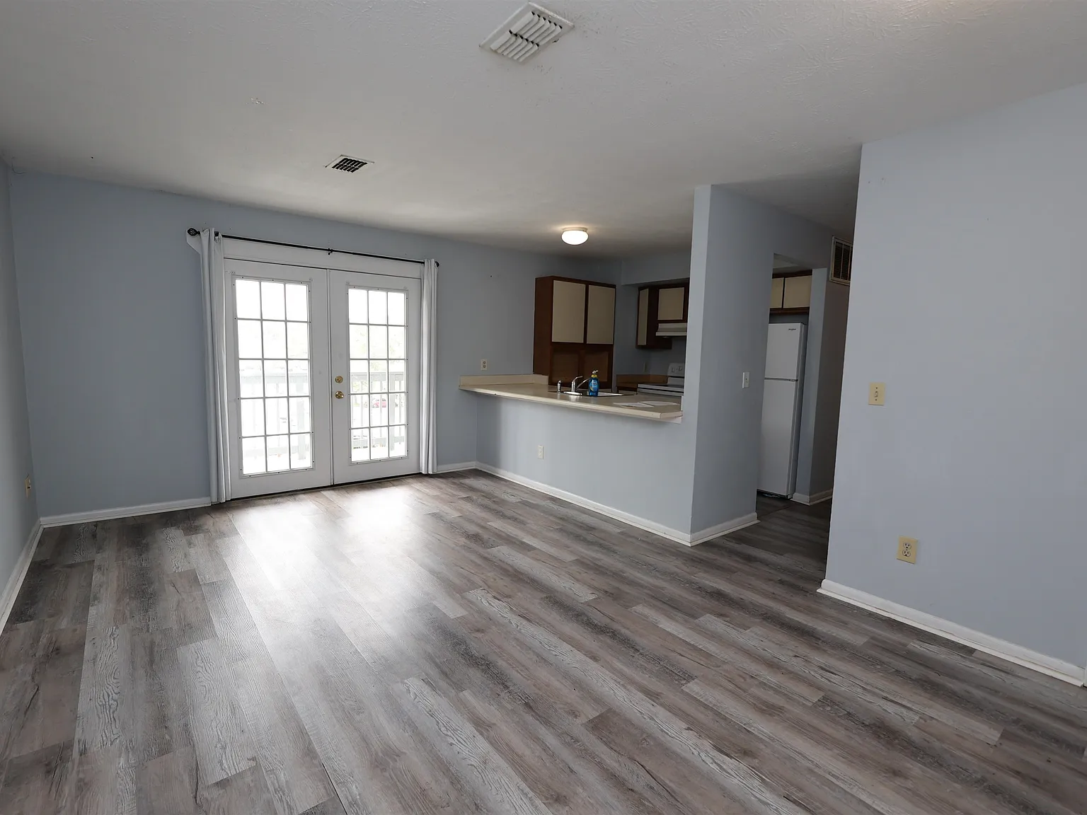 3 bed, 2.0 bath, 932 sqft, $1,675 — Photo 2