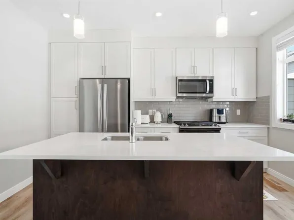 312 S Wentworth Row SW, Calgary, AB T3H 1W7