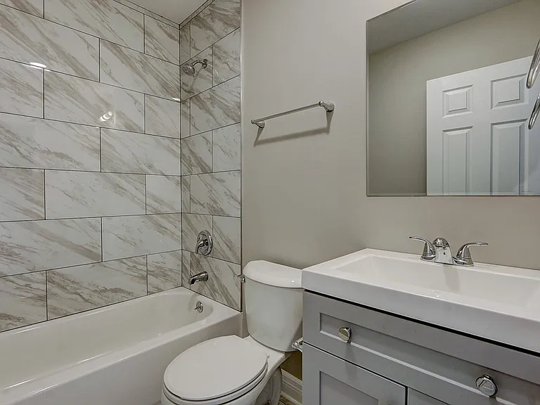 2815 N Hamlin Ave #2R — Photo 11