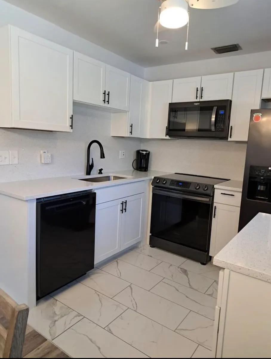 Building Photo - 103 Royal Oak Dr #106