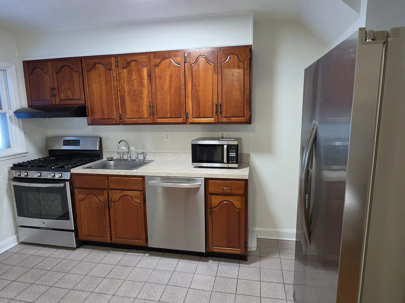 Simply Beatiful 3BR TH! — Photo 2
