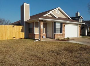 1425 Grovecrest Dr, Arlington, TX 76018