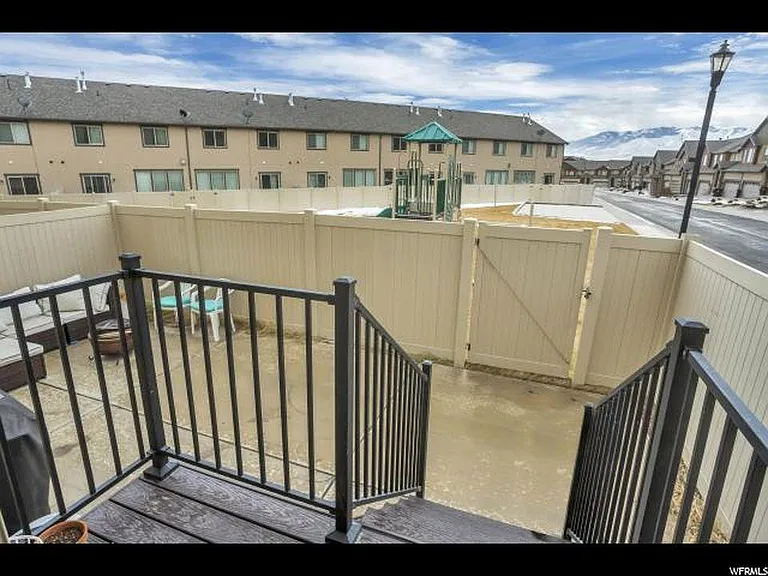229 E Bridgewater Ln — Photo 18