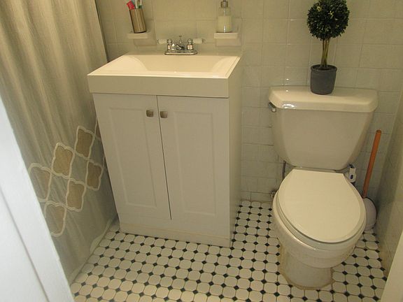 5th image of 145 Valentine Ln APT 7G
