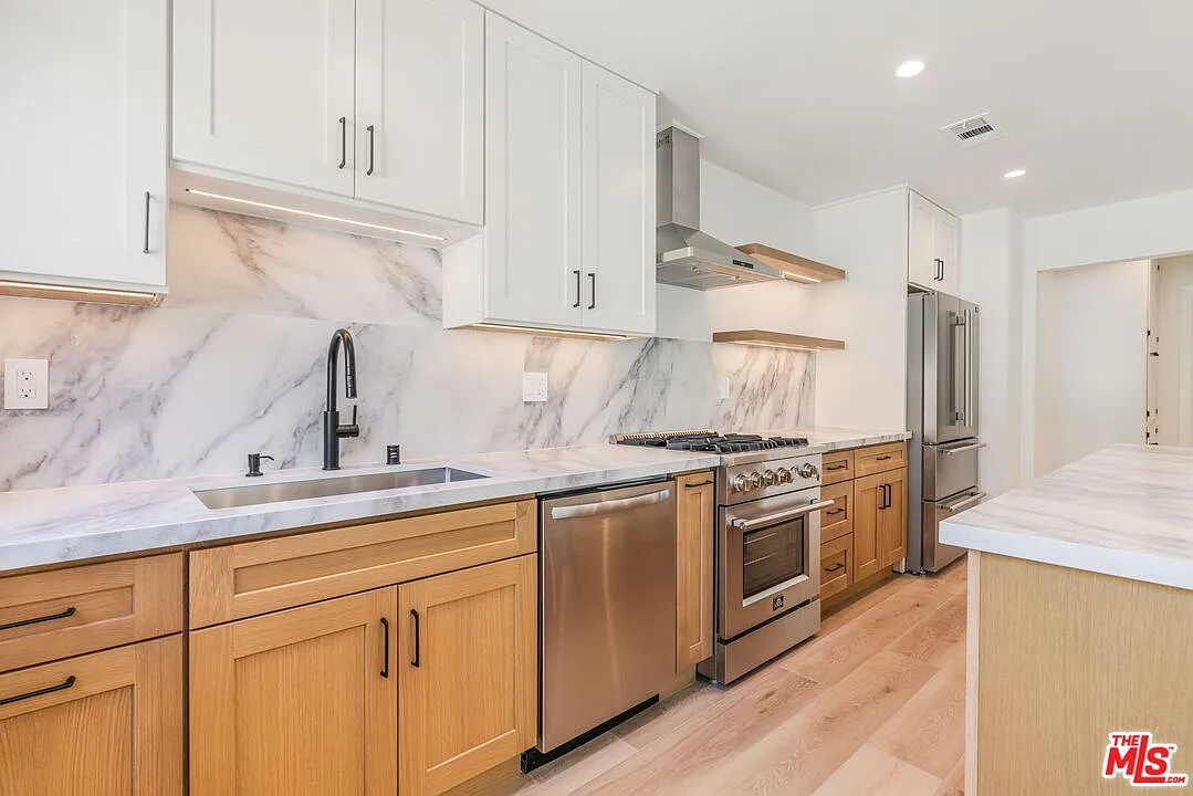 1 bed, 1.0 bath, 779 sqft, $3,500 — Photo 2