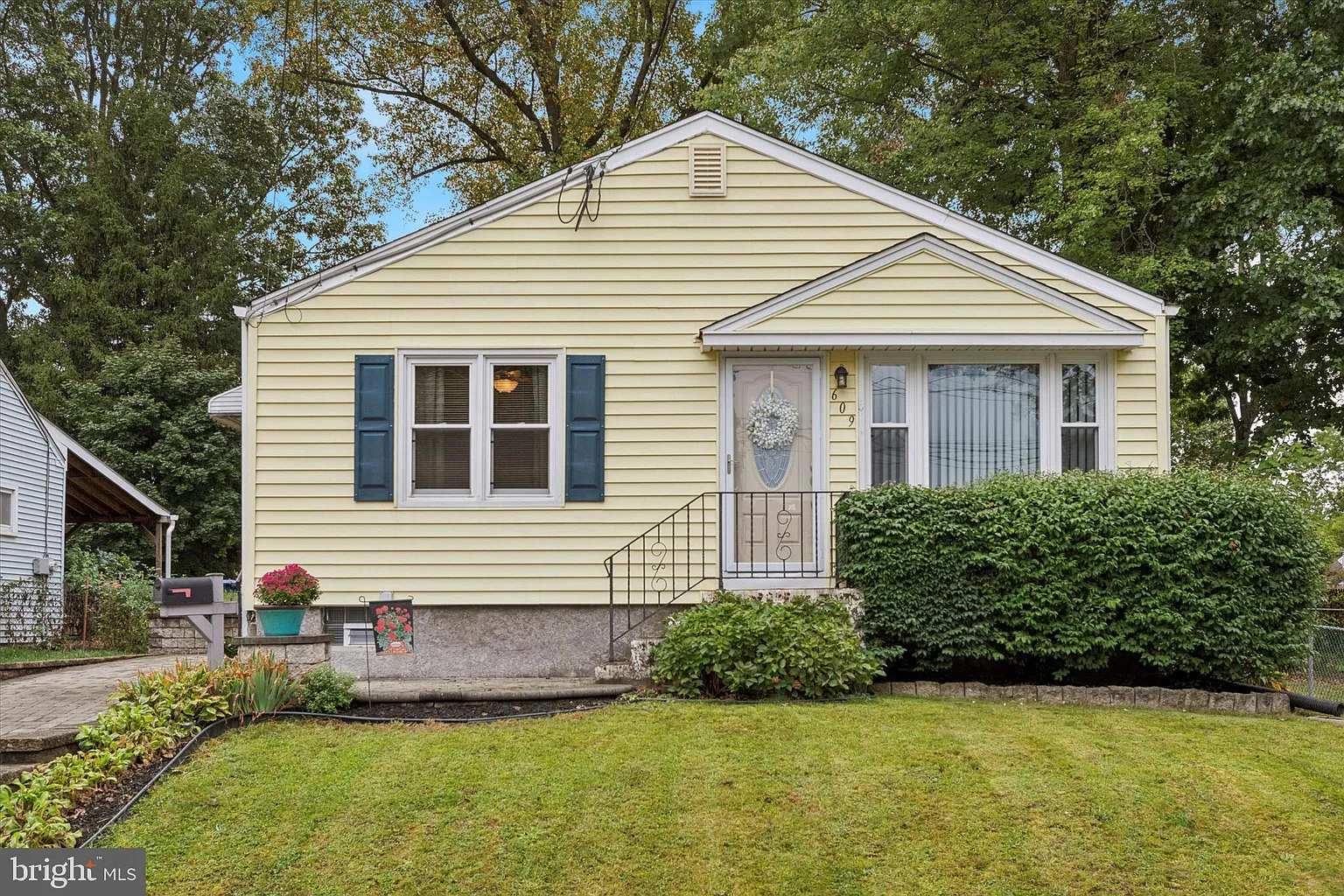 609 Garfield Ave photo 1