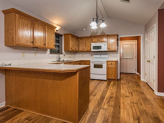 5th image of 308 Sugarland Est