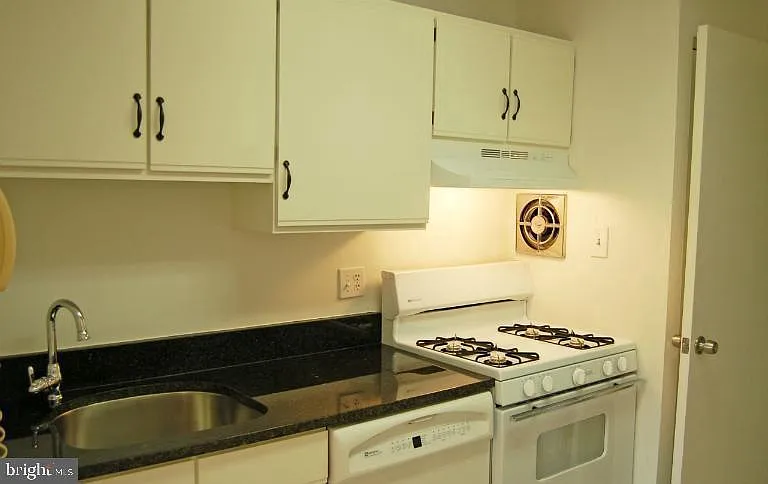 1933 Wilson Ln #301 — Photo 9