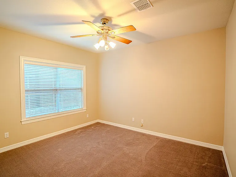218 Hazeltine Dr — Photo 17