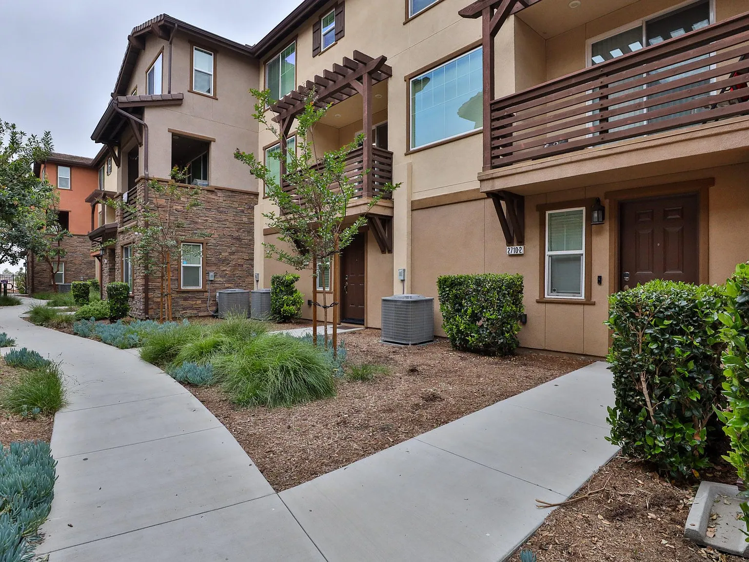 2 bed, 2.5 bath, 1062 sqft, $3,300 — Photo 4