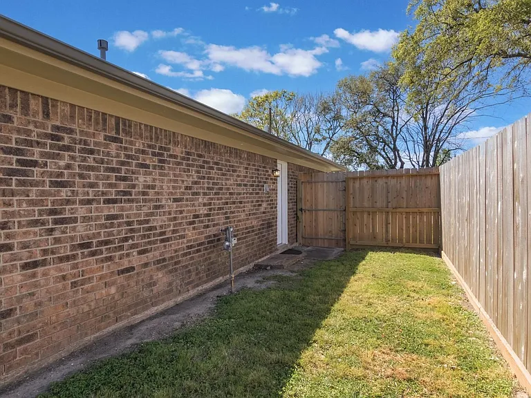 1007 Cedar St — Photo 15