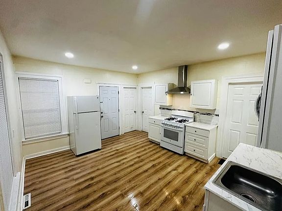 2nd image of 31 Elliott St #2