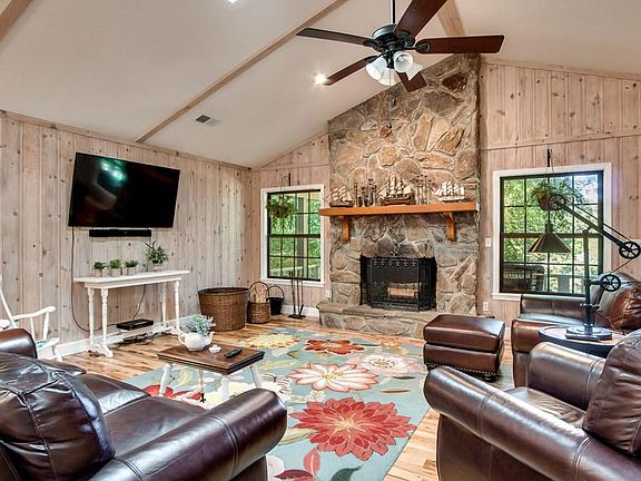 3rd image of 176 White Oak Cir