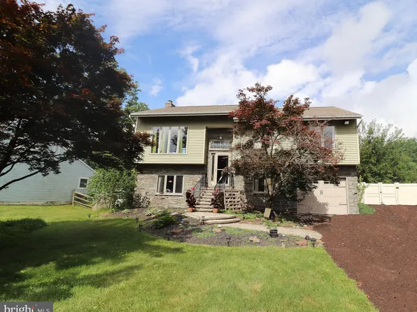 10 Blue Rock Dr, Sellersville, PA 18960