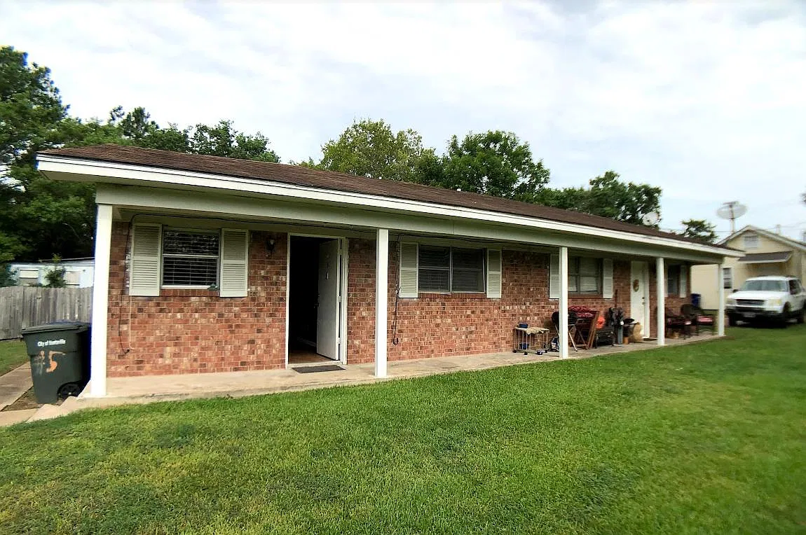 2904 Archer St — Photo 1
