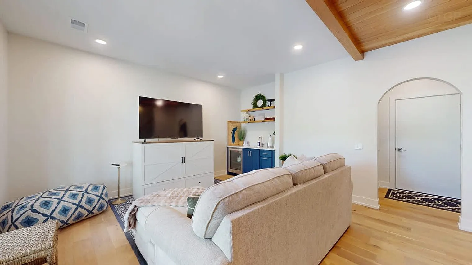 3 bed, 2.0 bath, 2066 sqft, $7,123 — Photo 2