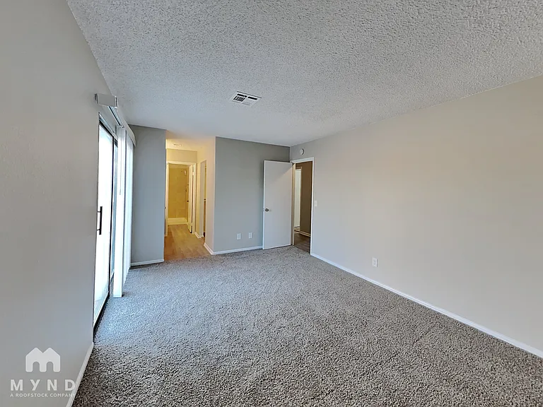 261 Queen Marie Ct — Photo 6