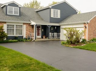 425 W Kerry Ct, Palatine, IL 60067