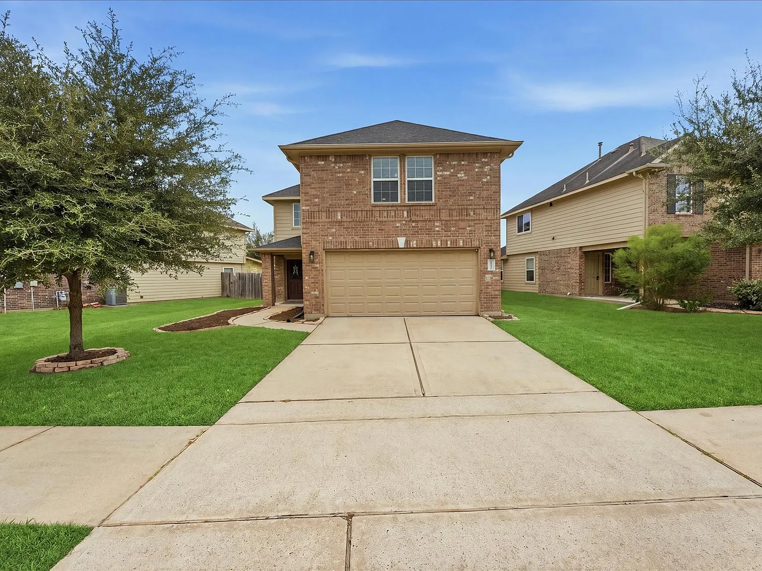 4 bed, 2.5 bath, 2360 sqft, $2,400 — Photo 2