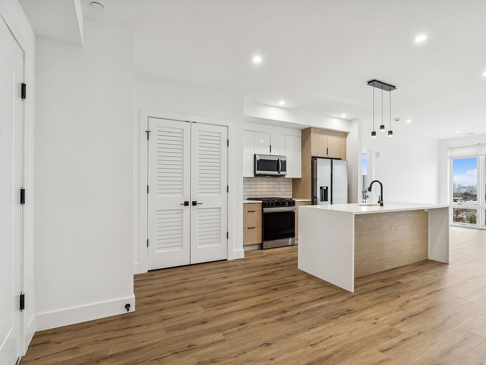 1 bed/Den kitchen - 03