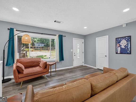 4th image of 2162 Doris Dr
