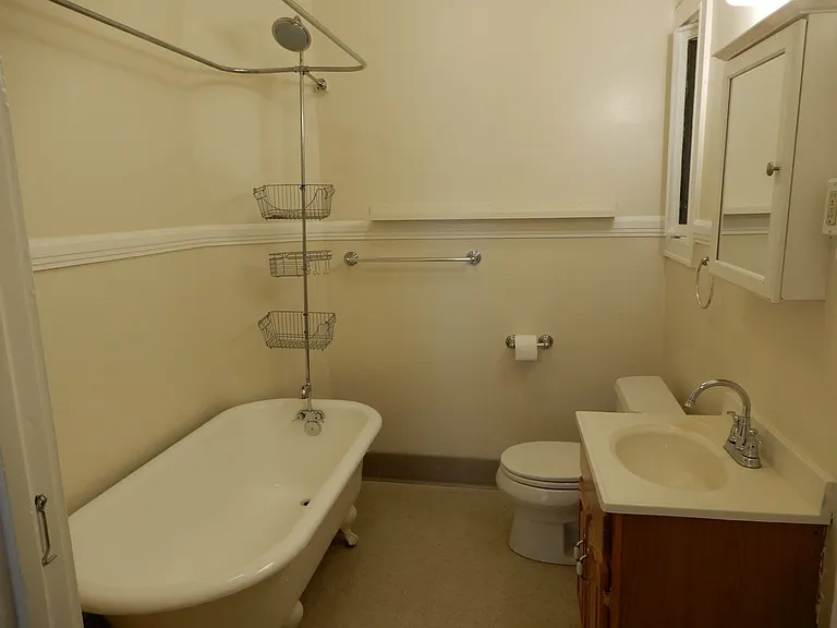 Lucretia Court Apartments — Photo 26