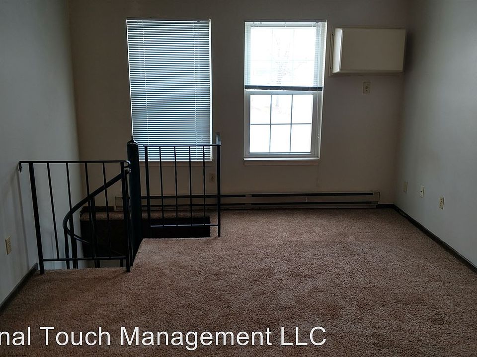 1st image of 915 10th Ave W APT 4