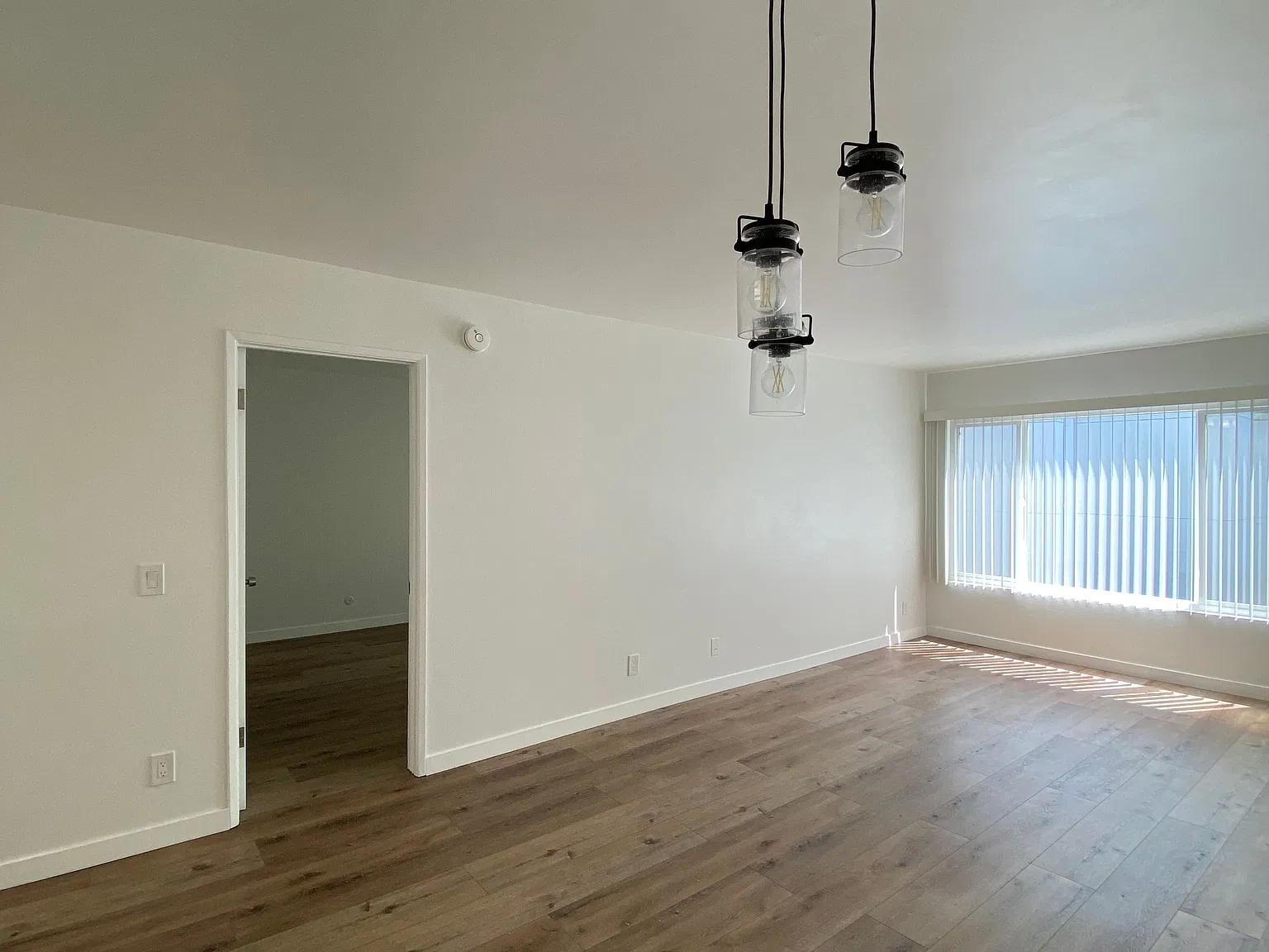 Amazing 1 Bedroom Available with Parking — Photo 2