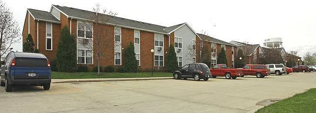 Huron Manor Apartments — Photo 2