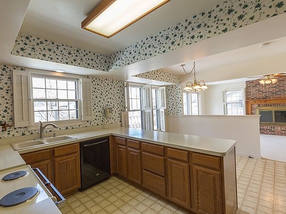 5th image of 408 Tanglewood Dr