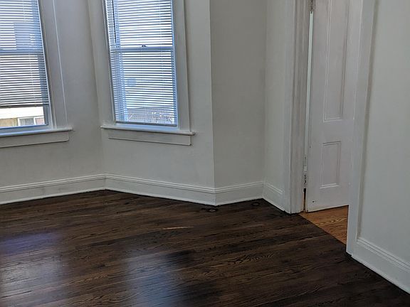 4th image of 520 Oak St Floor 1