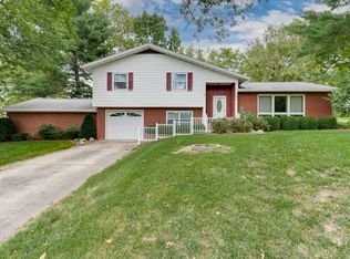 305 W B St, Delavan, IL 61734