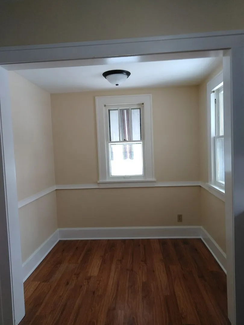 2 Bedroom House with Hardwood Floors — Photo 3
