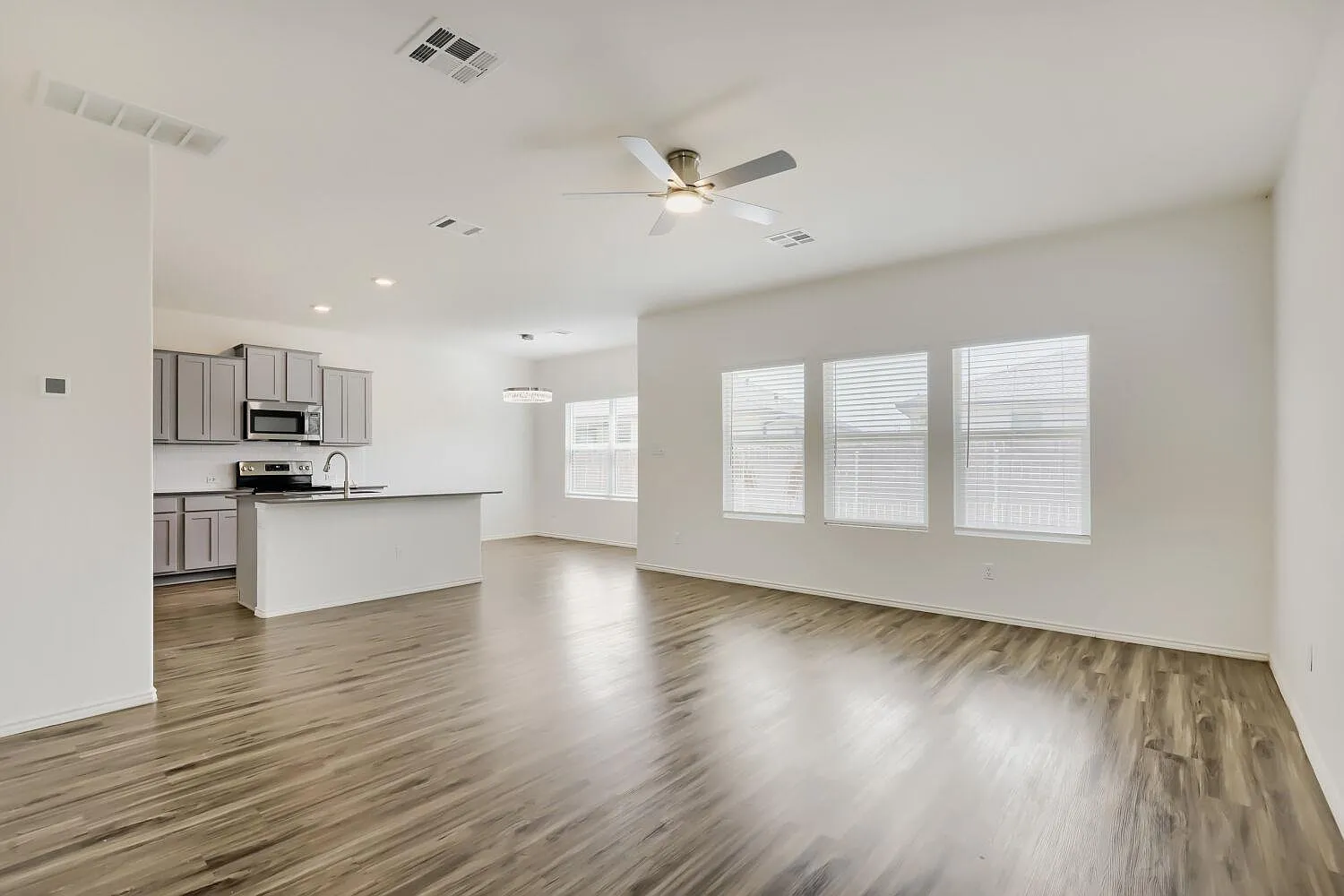 3 bed, 2.5 bath, 1616 sqft, $1,750 — Photo 3