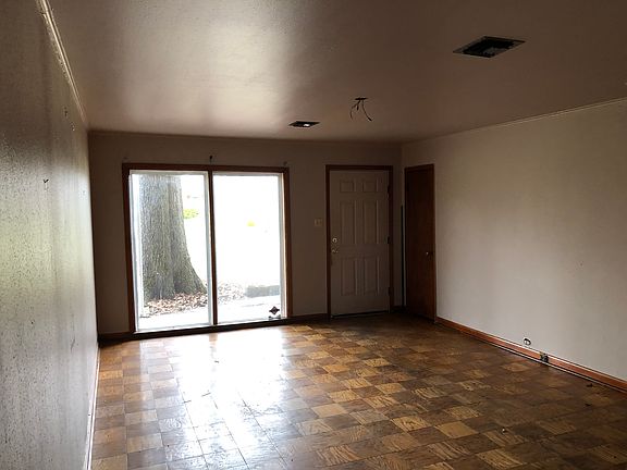 2nd image of 942 Huntington Ln
