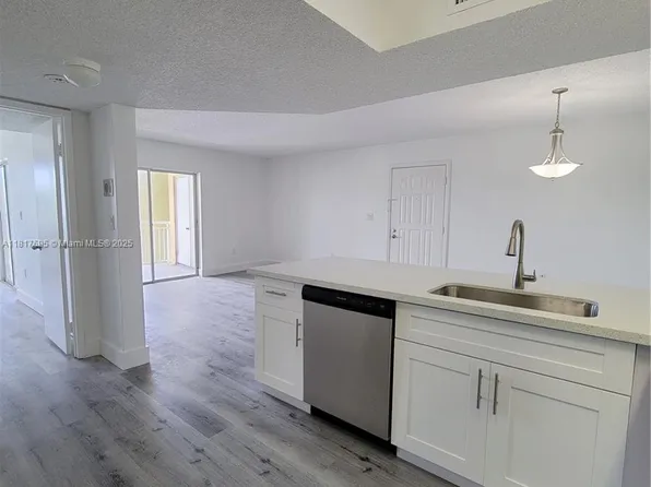 8600 SW 212th St APT 305, Cutler Bay, FL 33189