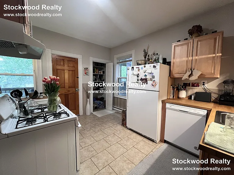 274 E Cottage St #1 — Photo 9