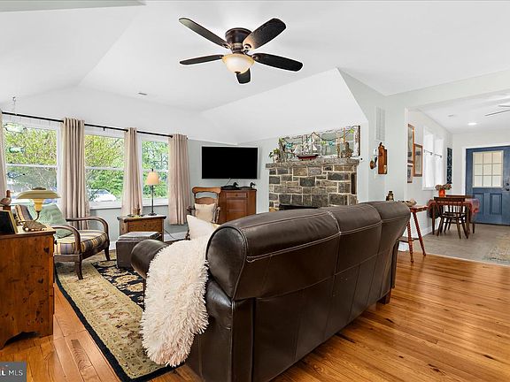 5th image of 8 Anglewood Ave
