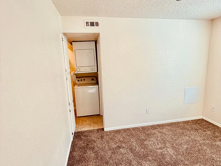 1901 E Lindsey St — Photo 37