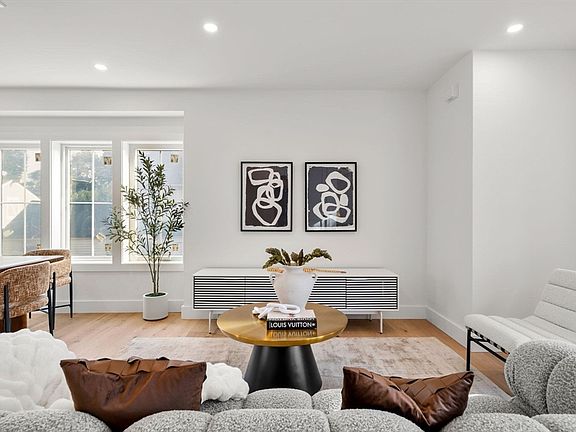 4th image of 10 Elm Ct #10