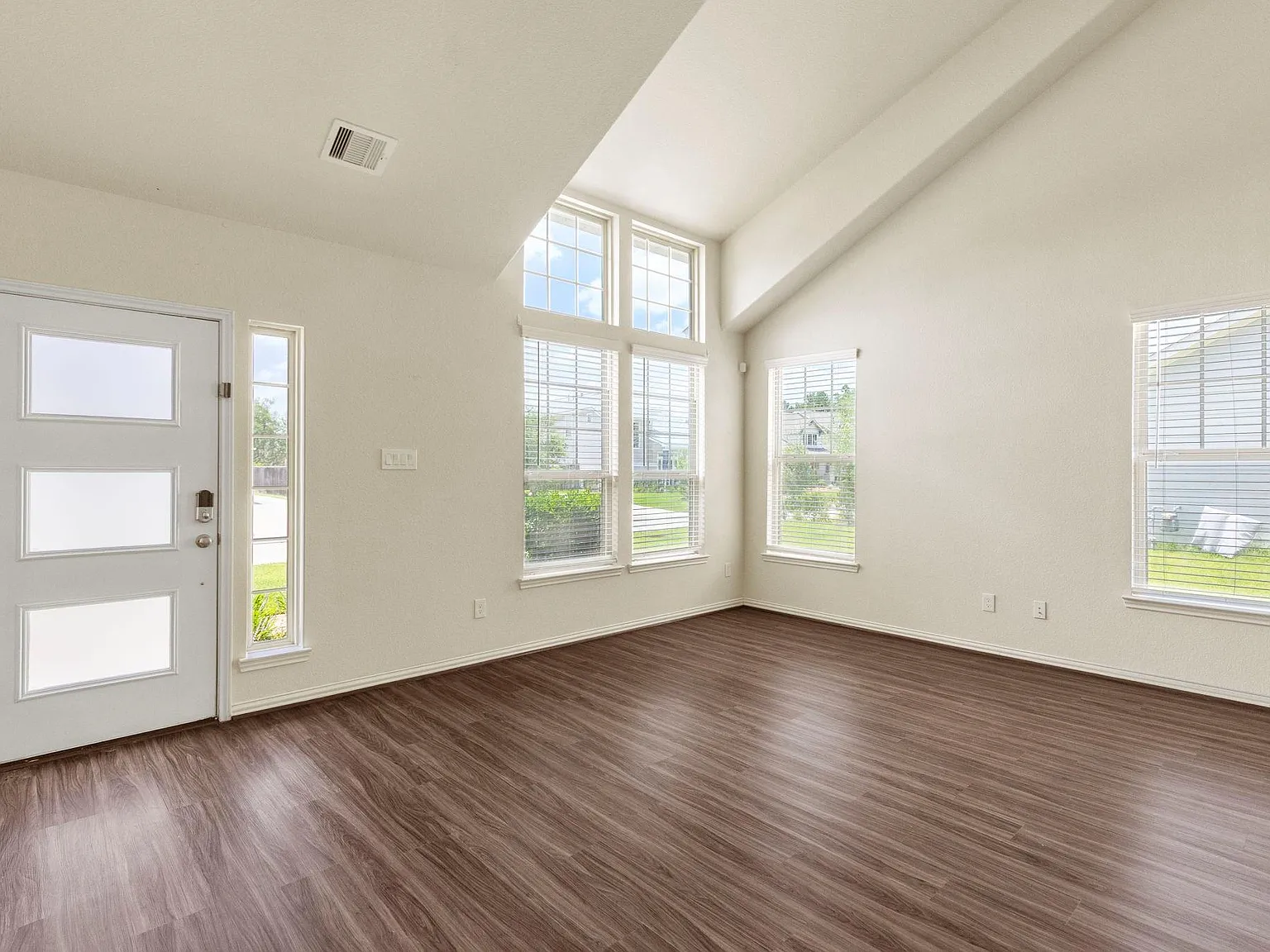 4 bed, 3.0 bath, 2072 sqft, $2,300 — Photo 4