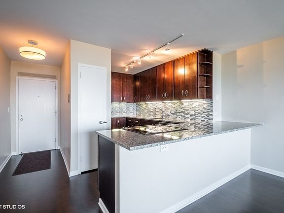 4th image of 1550 N Lake Shore Dr APT 16E