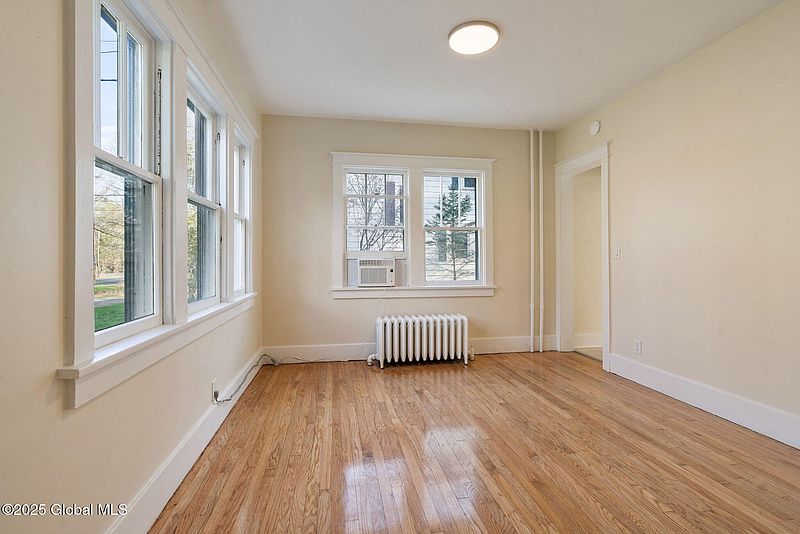 4th image of 289 Elsmere Avenue