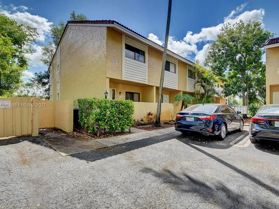 9270 NW 40th St
