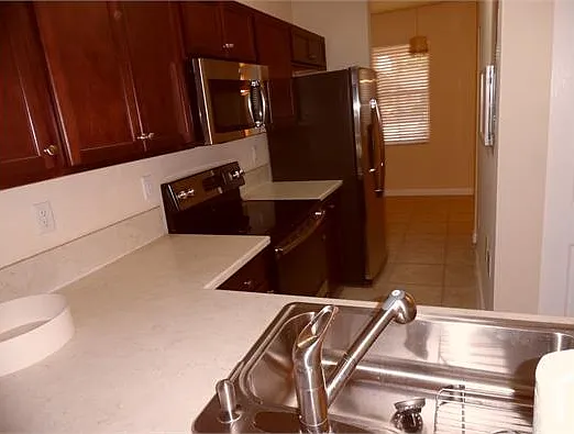 142 SE 28th Ter #12 — Photo 6