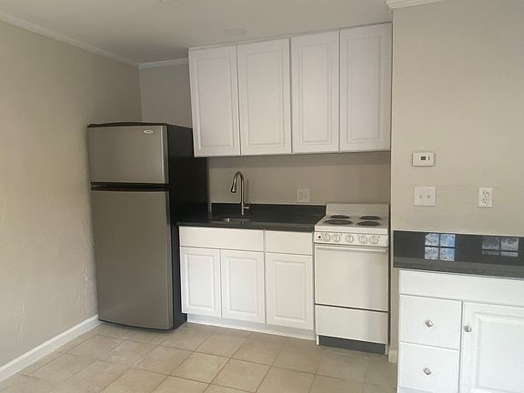 4th image of 2410 Palmetto Ave #B